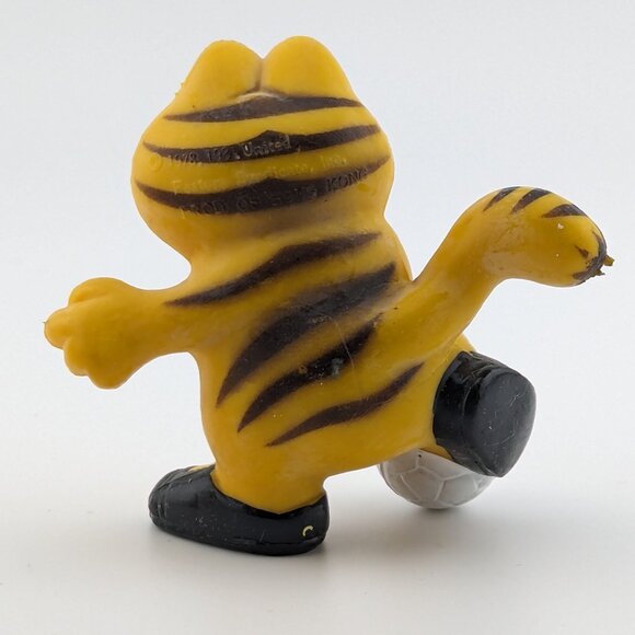 3 vintage Garfield sport figures - Soccer - Football - Hockey - Picture 5 of 7